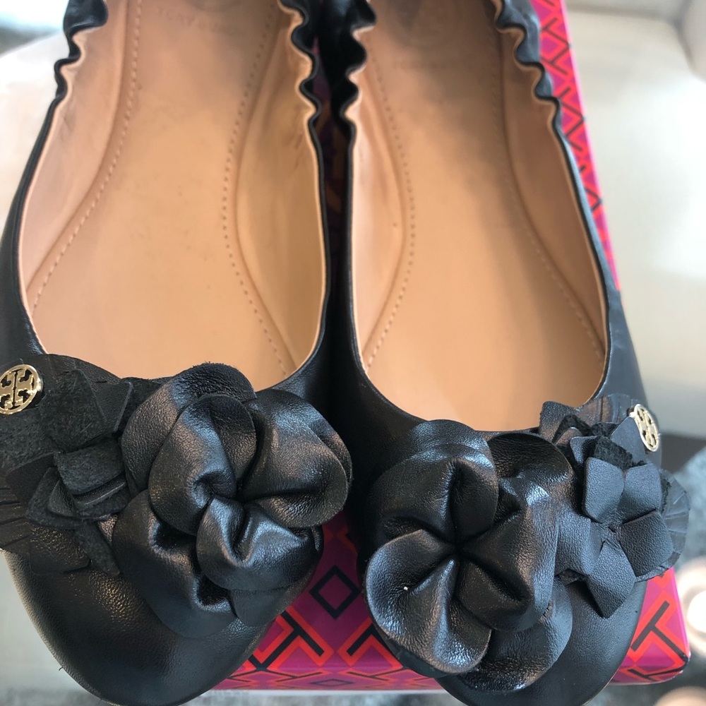 Tory Burch Black leather Flats. Size 6 New never worn